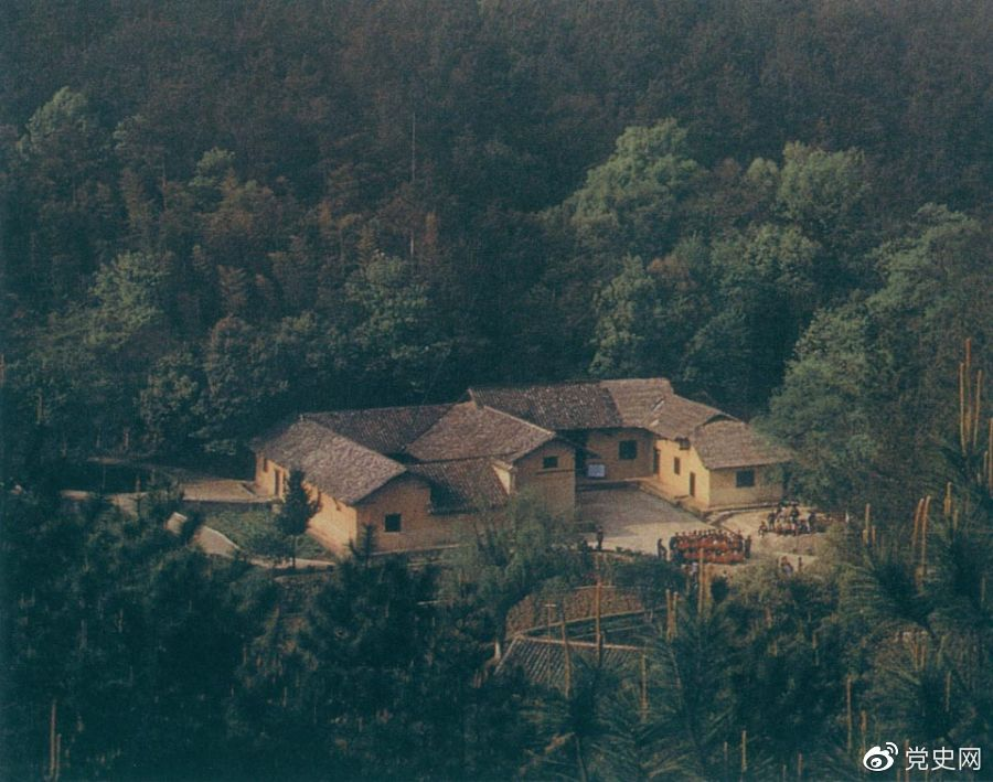 毛澤東故居——湖南省湘潭縣韶山?jīng)_上屋場(chǎng)。1893年12月26日，毛澤東在這里誕生。