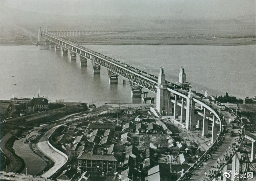 1968年12月29日， 南京長(zhǎng)江大橋全面建成通車(chē)。這是當(dāng)時(shí)中國(guó)自行設(shè)計(jì)建造的最大的鐵路、公路兩用橋。